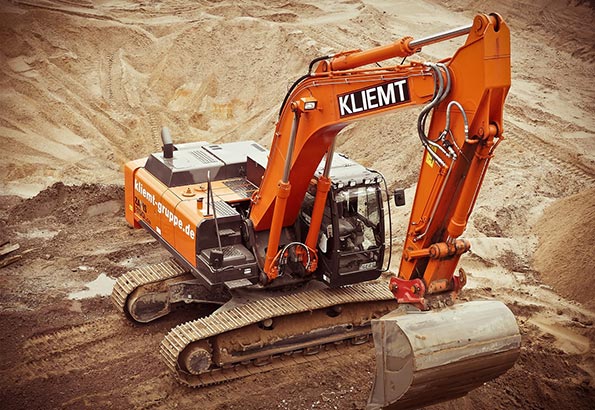 挖掘机与推土机的区别及使用场景分析